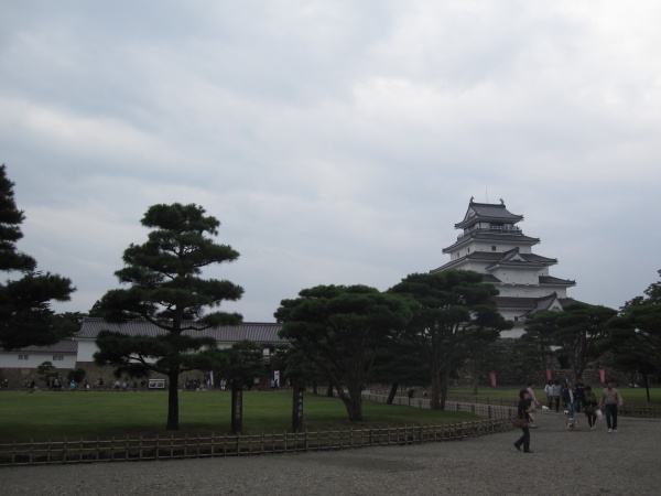 鶴ヶ城の天守閣と本丸跡